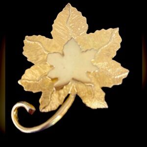 “Roget” vtg Maple leaf gold tone